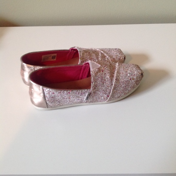 Toms - Picture 2 of 5